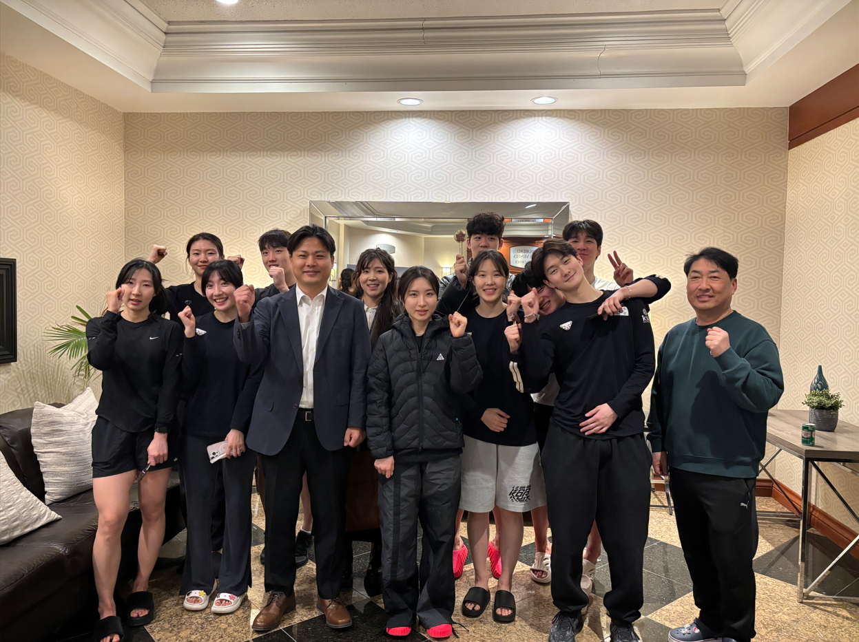 Visit and Encouragement for the Korean Short Track Speed Skating Team at the World Championships (Mar. 13)